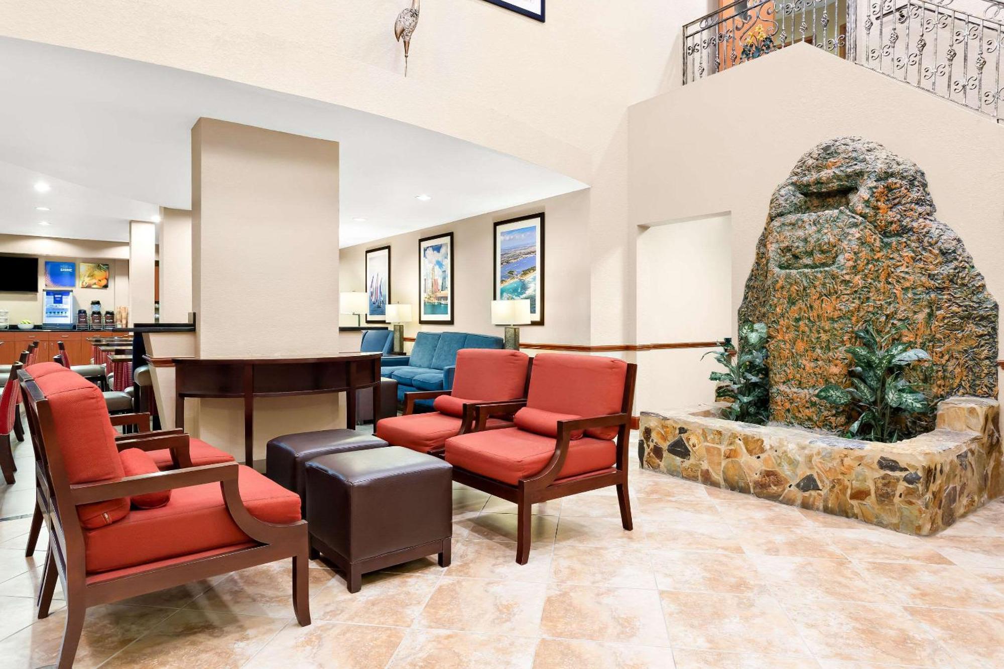 Comfort Suites Tampa Airport North Extérieur photo